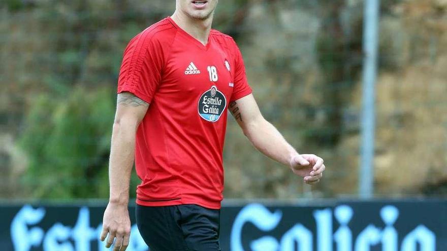 Daniel Wass, durante el entrenamiento matinal celebrado ayer por el Celta en A Madroa. // Marta G. Brea