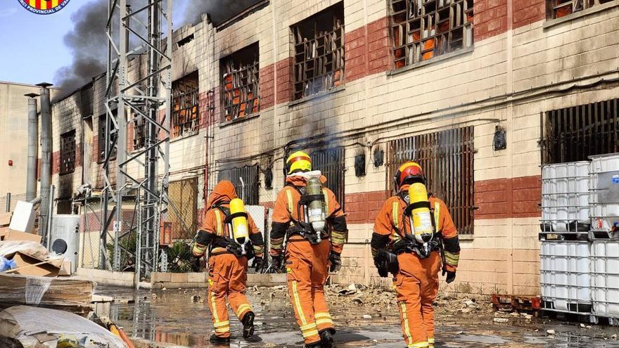 Bomberos actuando en el lugar del incendio.