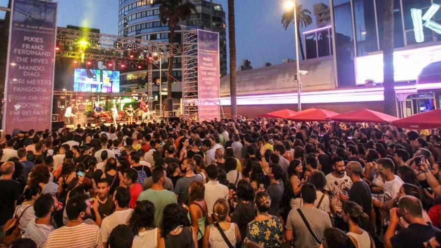 Benidorm da marcha atrás y sólo autorizará 5 fiestas en la calle a los pubs de la playa