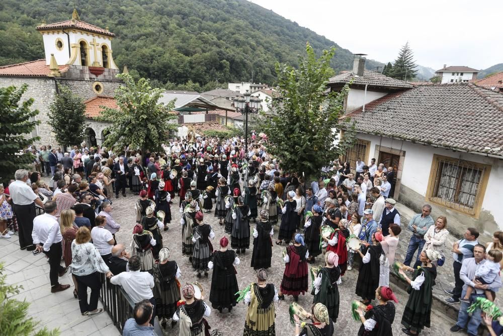 Procesión de la virgen de la salud y misa por las fiestas de Carreña de Cabrales