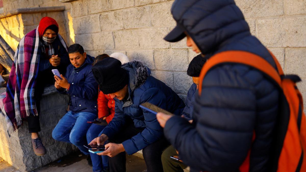 Migrantes en busca de asilo en EEUU piden cita previa a través de la app CBP One, el pasado 22 de febrero en Ciudad Juárez.