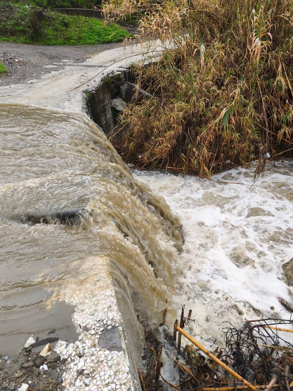 Los caudales de ríos y arroyos se han multiplicado este miércoles en Sayalonga, Árchez o Cómpeta.