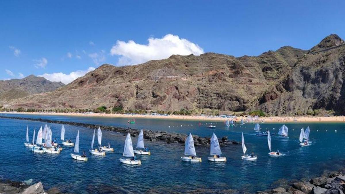Competición de vela en la playa de Las Teresitas, en el municipio de Santa Cruz de Tenerife.