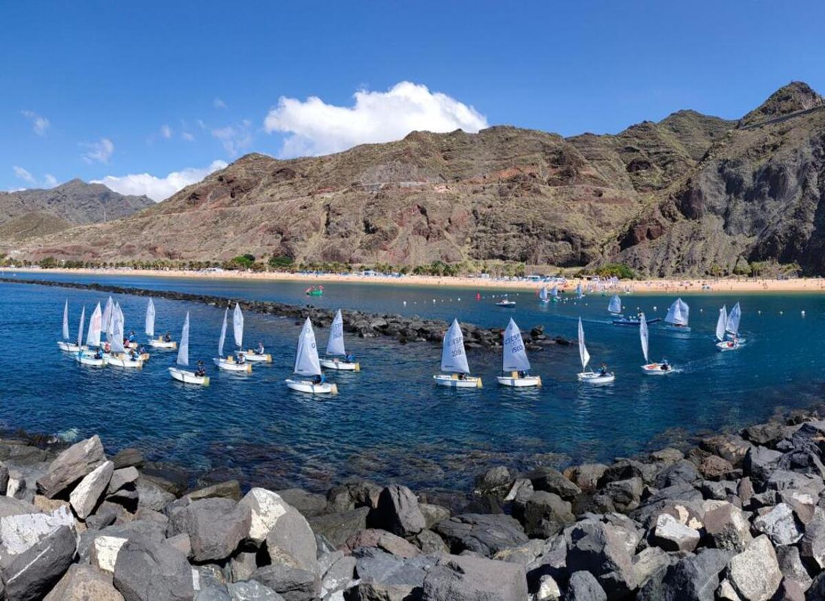 Competición de vela en la playa de Las Teresitas, en el municipio de Santa Cruz de Tenerife.