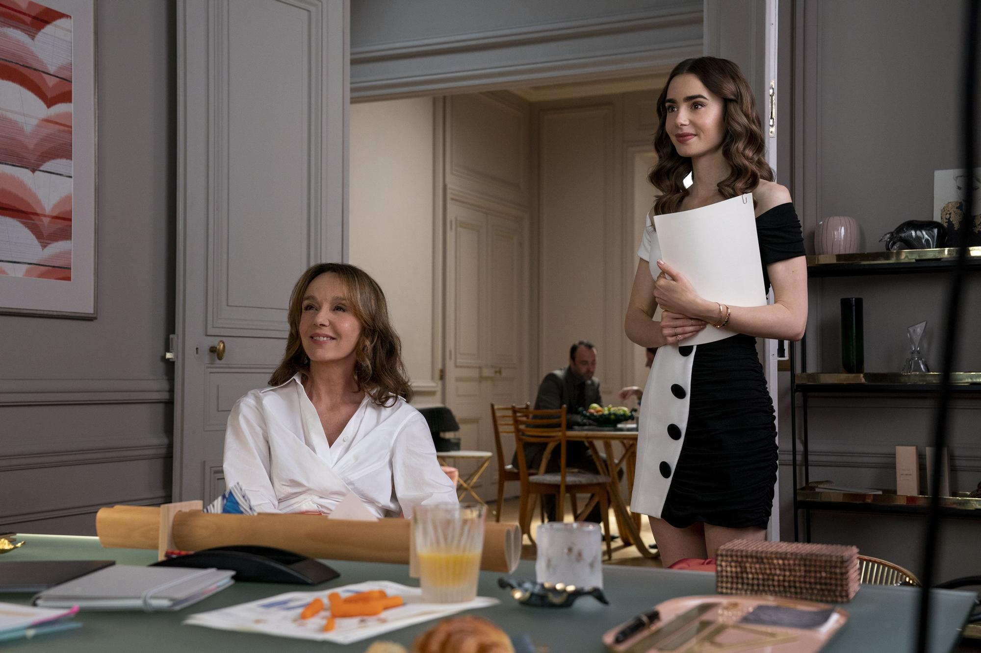 Fotograma de la serie ‘Emily in Paris’, con sus protagonistas en la oficina.