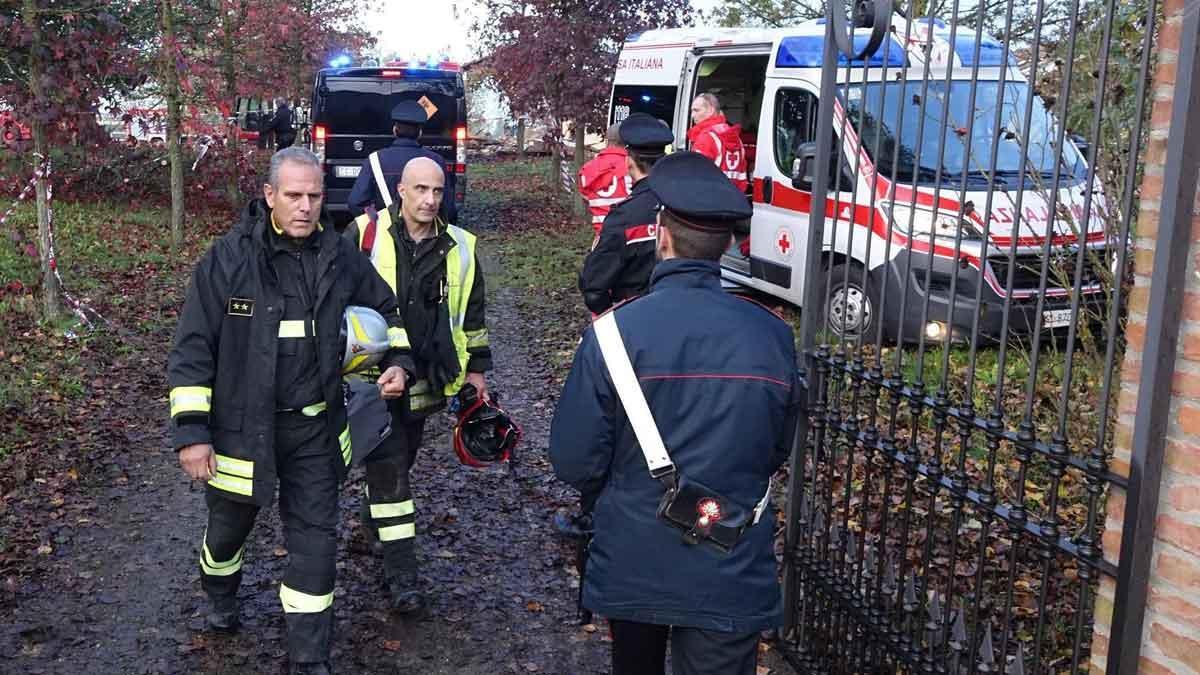 Imágenes de las labores de los bomberos tras la explosión mortal de una casa. 