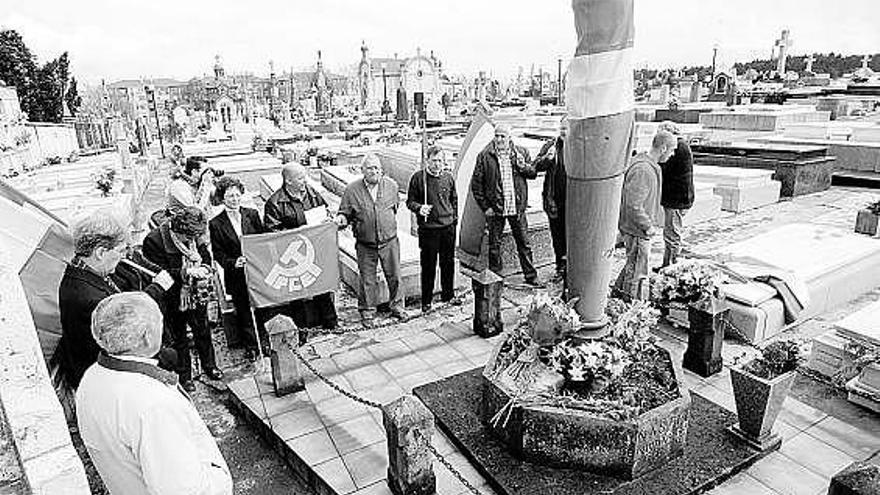 PSOE e IU retirarán las dos medallas de oro que Avilés concedió a Franco en 1945 y 1968