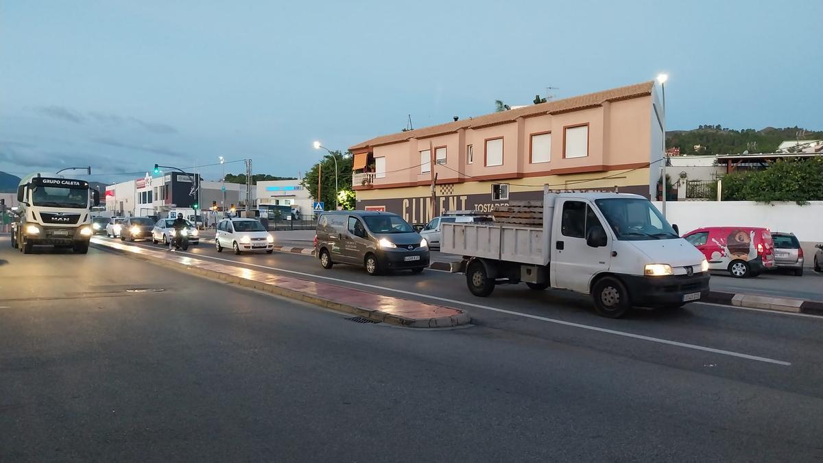 Colas en el acceso a Gandia, a la altura del Sifó, una imagen que se repite casi todos los días laborables.