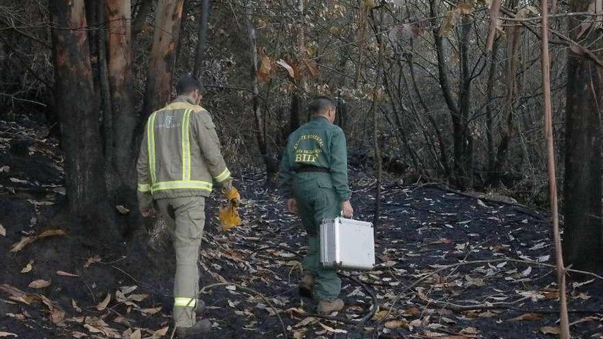 Dos agentes de investigación forestal, trabajando tras un incendio en O Pino. // Xoán Alvarez