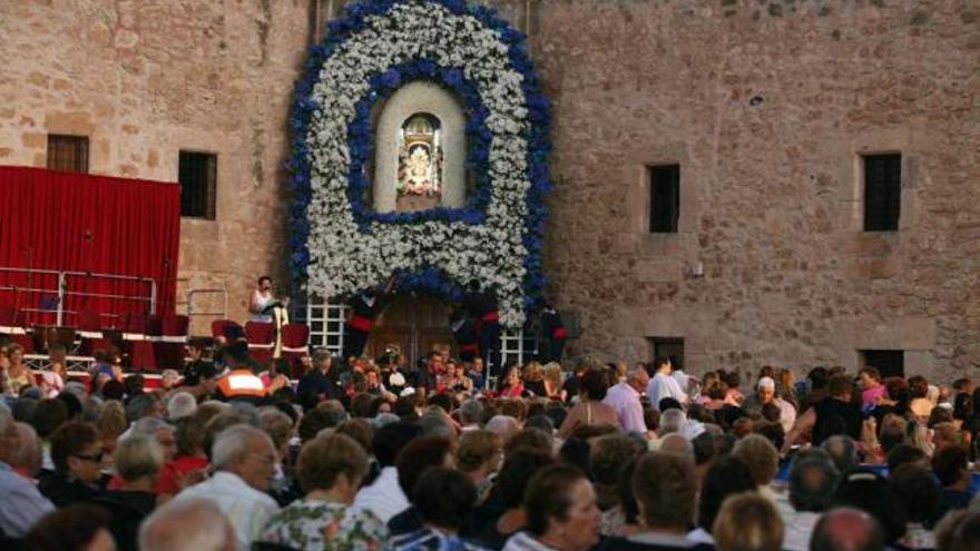 Los santapoleros arroparon ayer a la Patrona en la ofrenda floral.