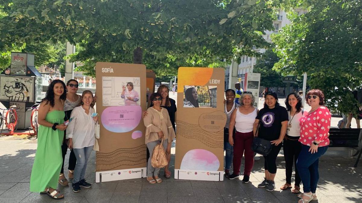 La exposición 'Mujeres del Sur. Visibilizando para transformar', se ha instalado este miércoles en la plaza España.