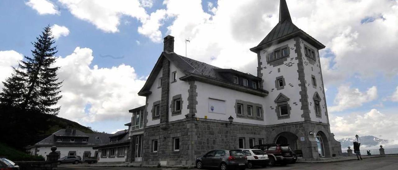 El parador de Pajares, con coches aparcados de clientes de la cafetería.