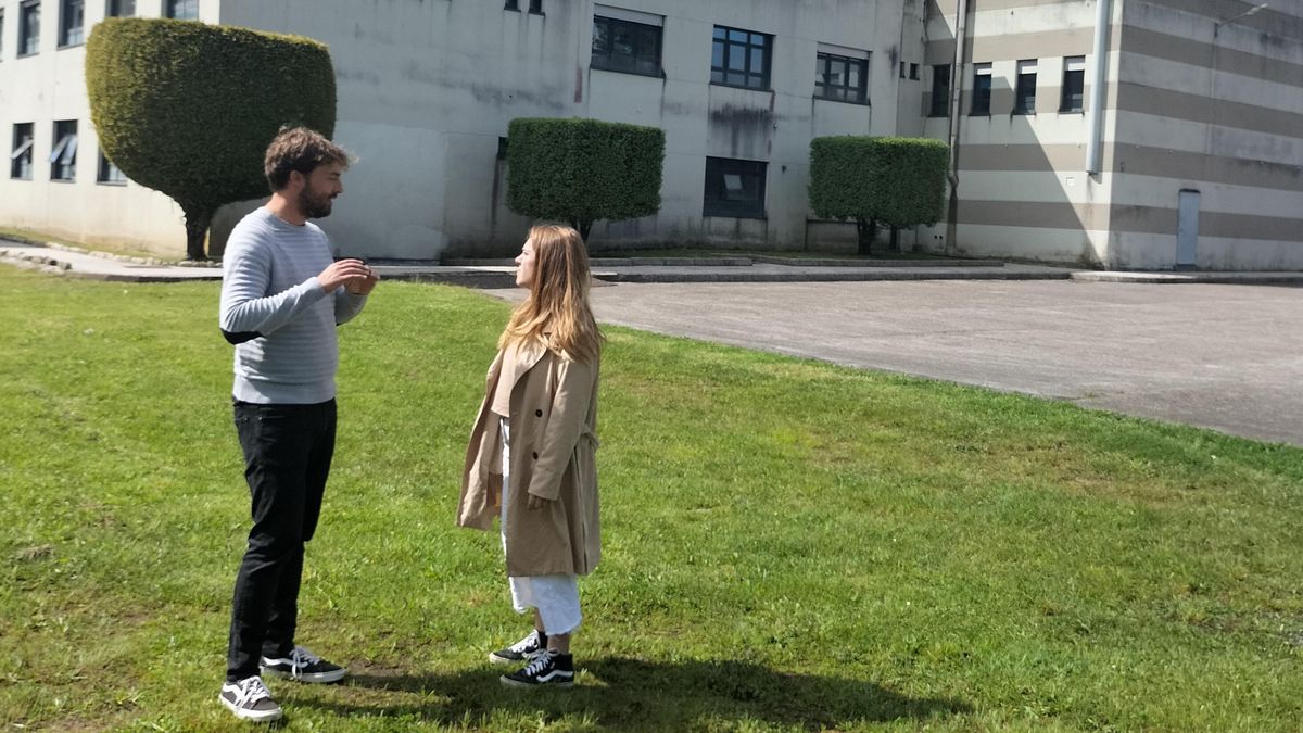 Álex Fiuza y Carlota Salgado, junto al centro de salud.