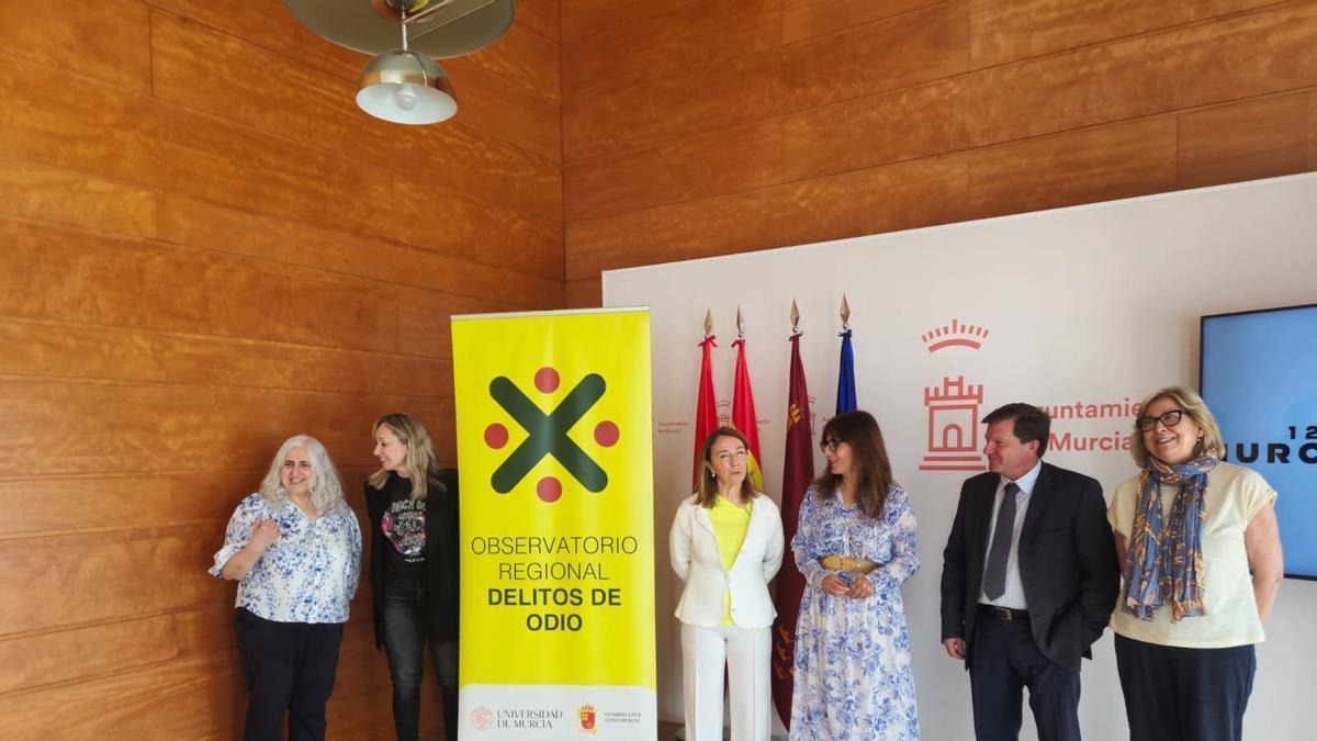 El convenio fue formalizado este lunes por la edil de Educación y Atención a la Ciudadanía, Belén López, y la vicerrectora de Formación Continua, Vanesa Valero.