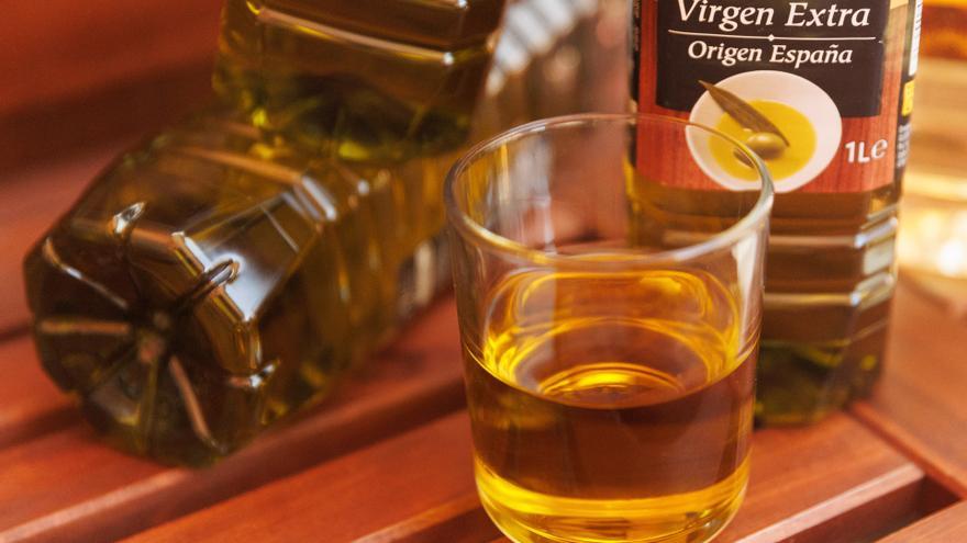 Botellas y vasos de aceite de oliva virgen extra