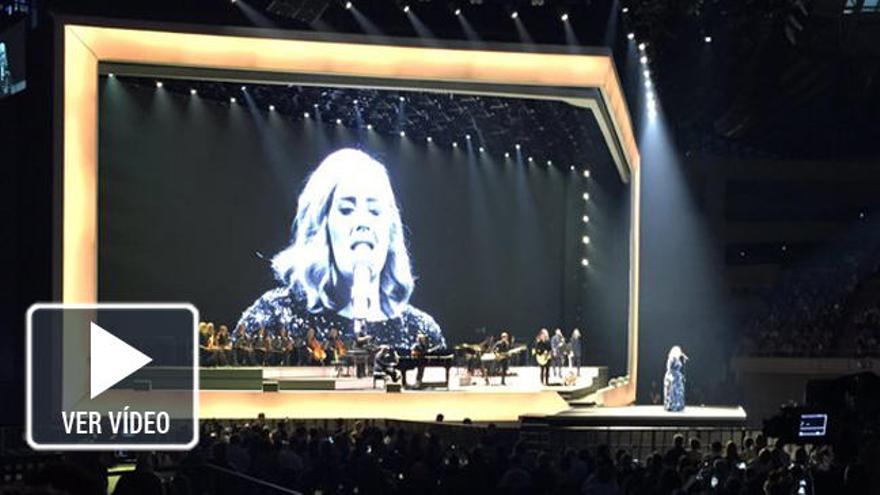 Adele durante su concierto en Barcelona.