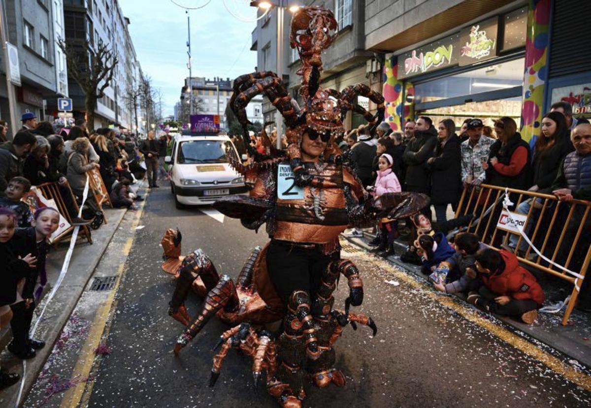 Entre los participantes en el desfile, un escorpión.