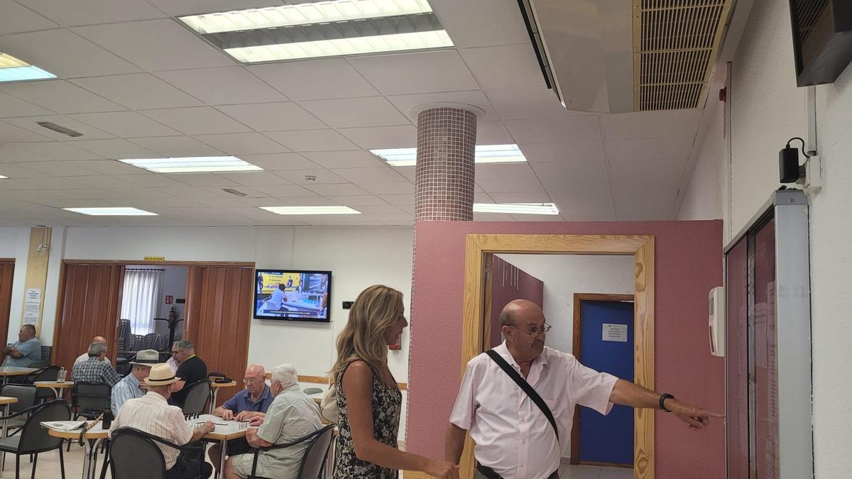 La concejal del PP en Murcia, Pilar Torres, visitó hoy el Centro de Mayores de Zarandona