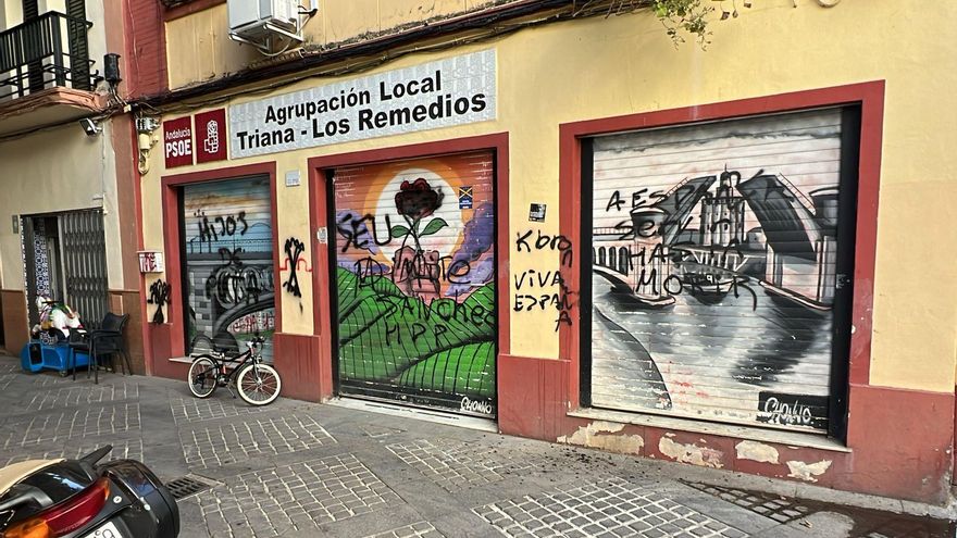 Vandalizan la sede del PSOE de Triana con pintadas de insultos y símbolos de extrema derecha