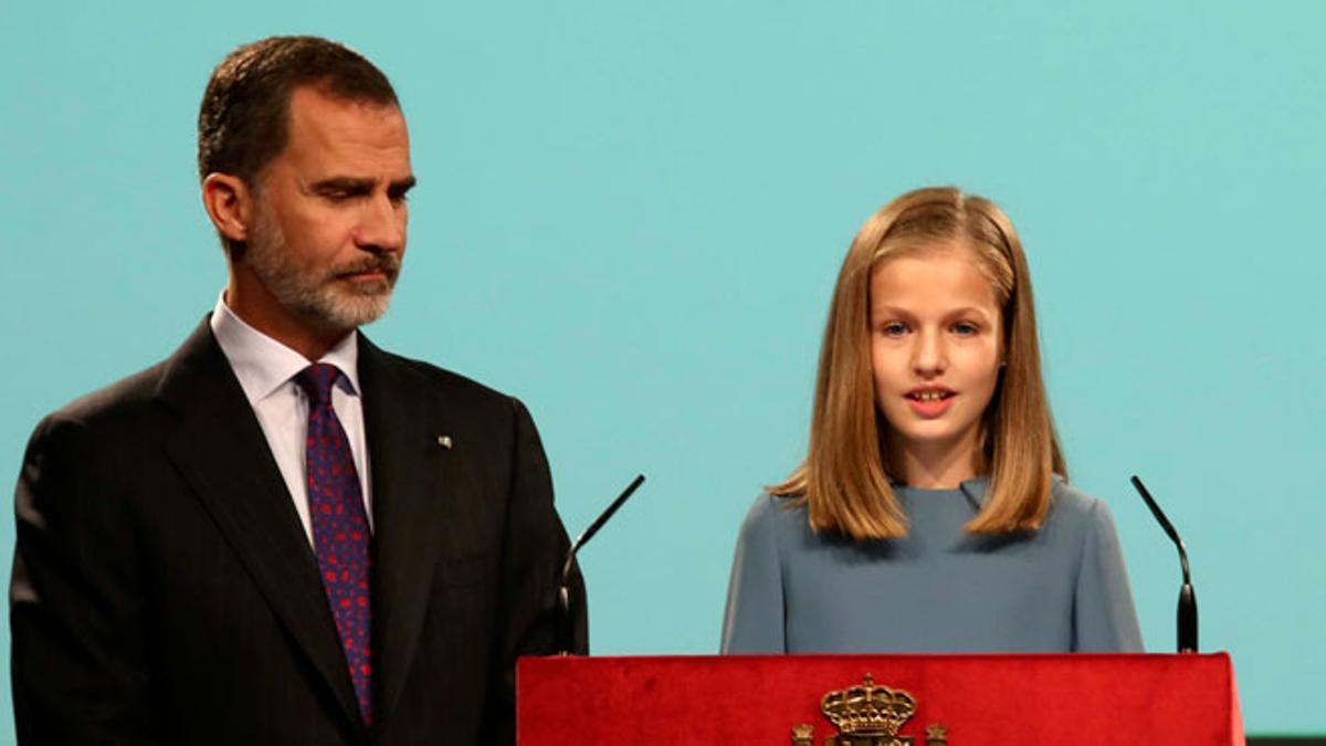 Leonor, durante la lectura de la Constitución, al lado de su padre, Felipe VI.