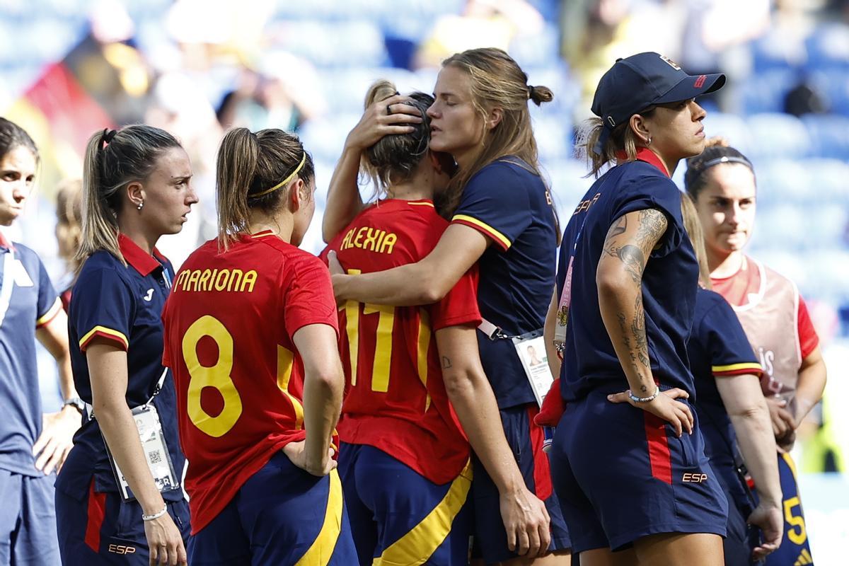 Las jugadoras españolas reaccionan al ser derrotadas por Alemania en el partido por la medalla de bronce de los Juegos Olímpicos de París 2024 contra Alemania este viernes en el Estadio de Lyon. Las jugadoras españolas reaccionan al ser derrotadas por Alemania en el partido por la medalla de bronce de los Juegos Olímpicos de París 2024 contra Alemania este viernes en el Estadio de Lyon.