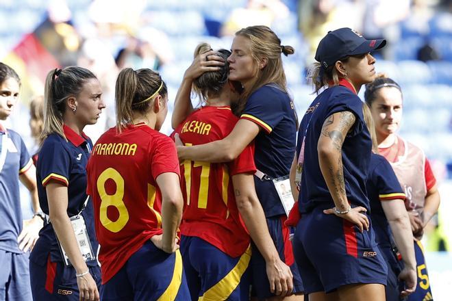 Las jugadoras españolas reaccionan al ser derrotadas por Alemania en el partido por la medalla de bronce de los Juegos Olímpicos de París 2024 contra Alemania este viernes en el Estadio de Lyon.