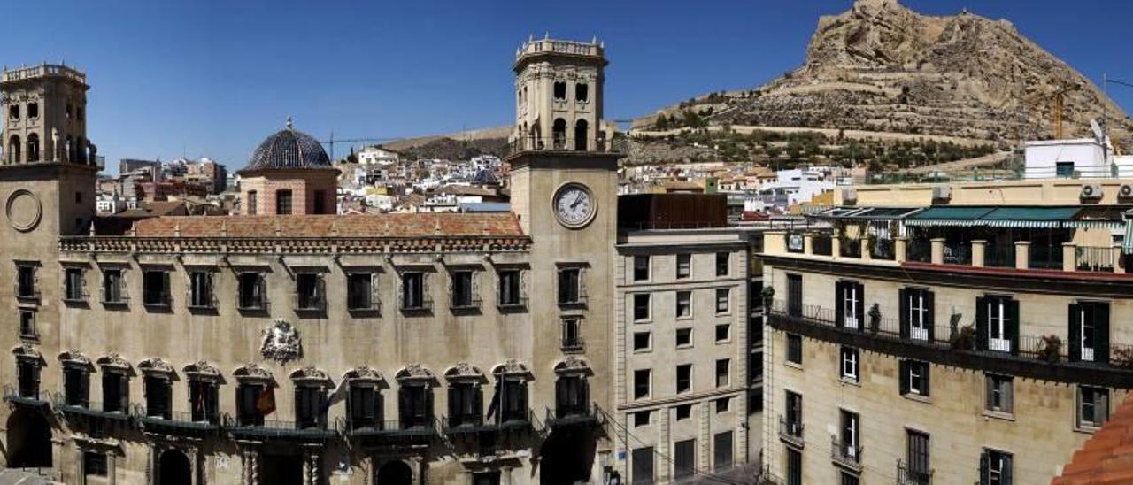 Panorámica del Ayuntamiento de Alicante, con el Castillo de Santa Bárbara al fondo.