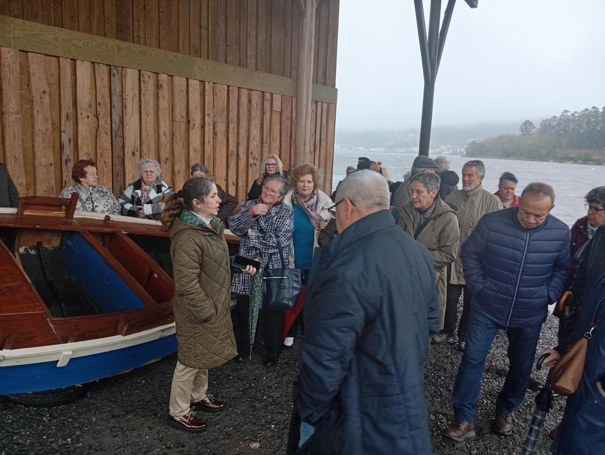 Sonia Castro guió la visita al espacio museístico de Outes.