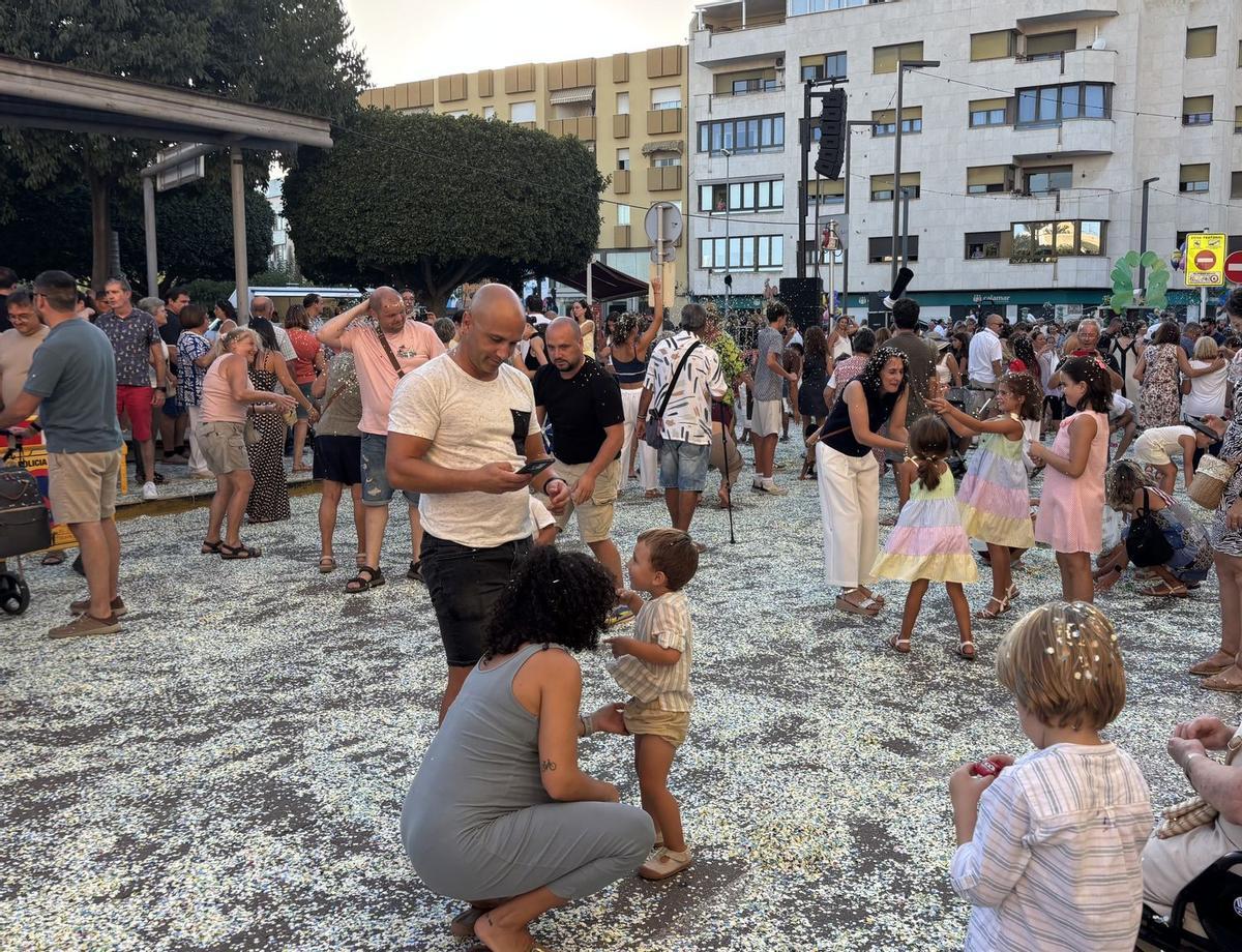 Los más pequeños lo pasaron en grande jugando con el confeti.