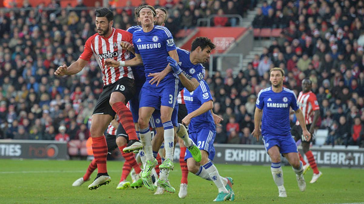 Graziano Pelle, Filipe Luis y Diego Costa pelean por el balón durante el partido entre el Chelsea y el Southampton