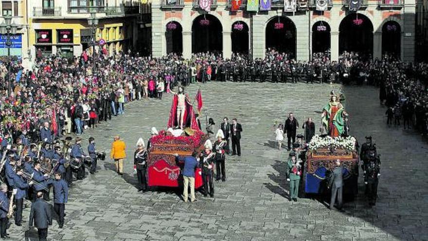 Momento del Encuentro en la Plaza Mayor.