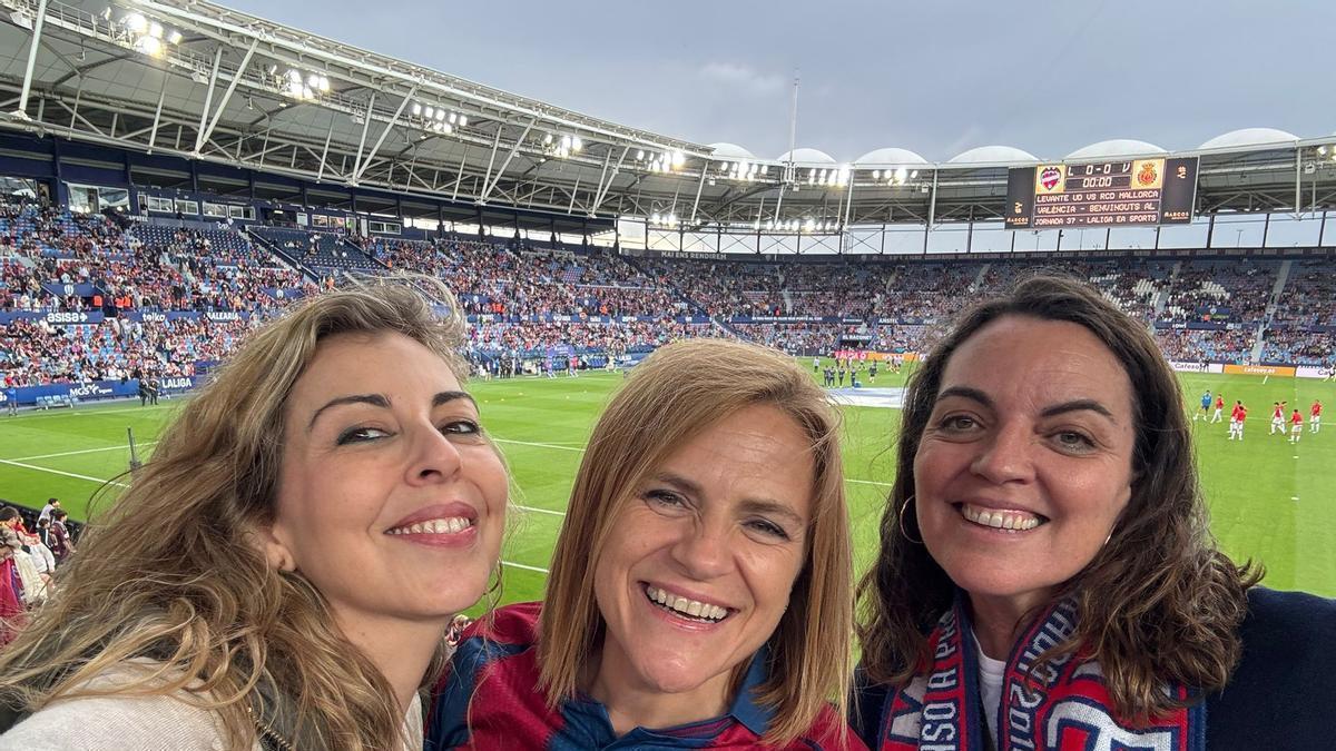 Rocío Briones, Pilar Bernabé y Anaïs Menguzzato, esta tarde en el estadio del Levante UD.