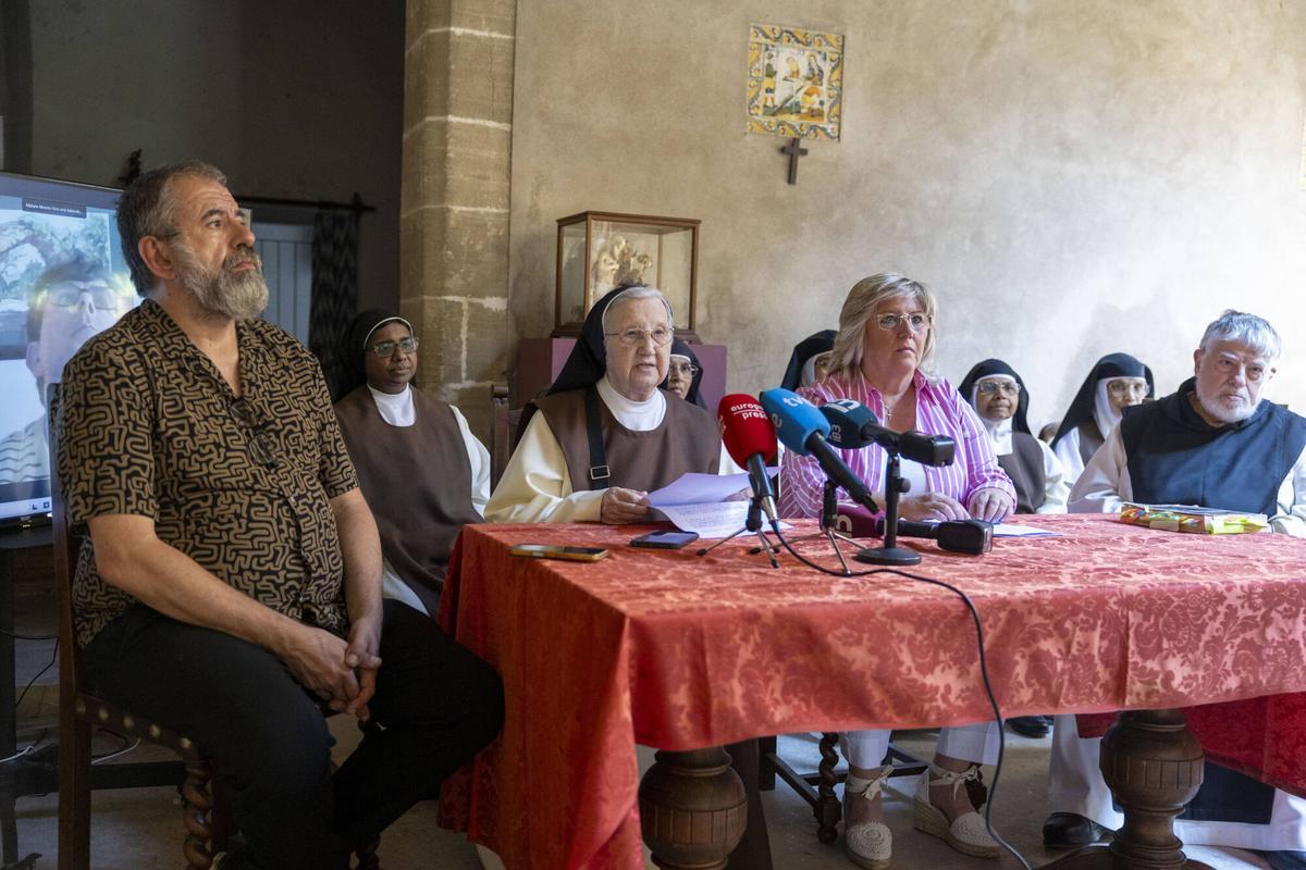 La rueda de prensa de las religiosas del monasterio de Santa Isabel en imágenes