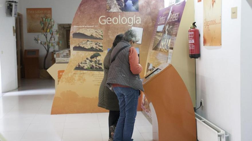 Visita de turistas en la Casa del Parque ayer en Fermoselle