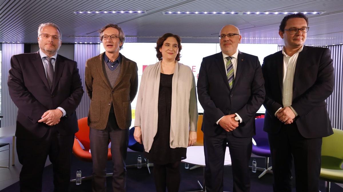 De izquierda a derecha, Constantí Serrallonga, Jose María Lassalle, Ada Colau, Jordi Baiget y Aleix Valls, en la presentación de la actividad de la fundació Mobile World Capital en el Mobile World Congress 2017 de Barcelona.