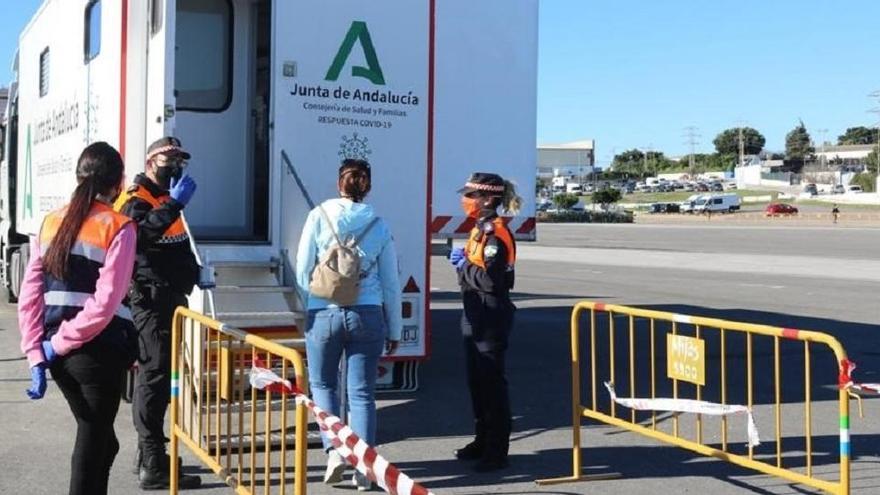 Vecinos entrando en la unidad móvil de la consejería de Salud para hacerse el test de antígenos.