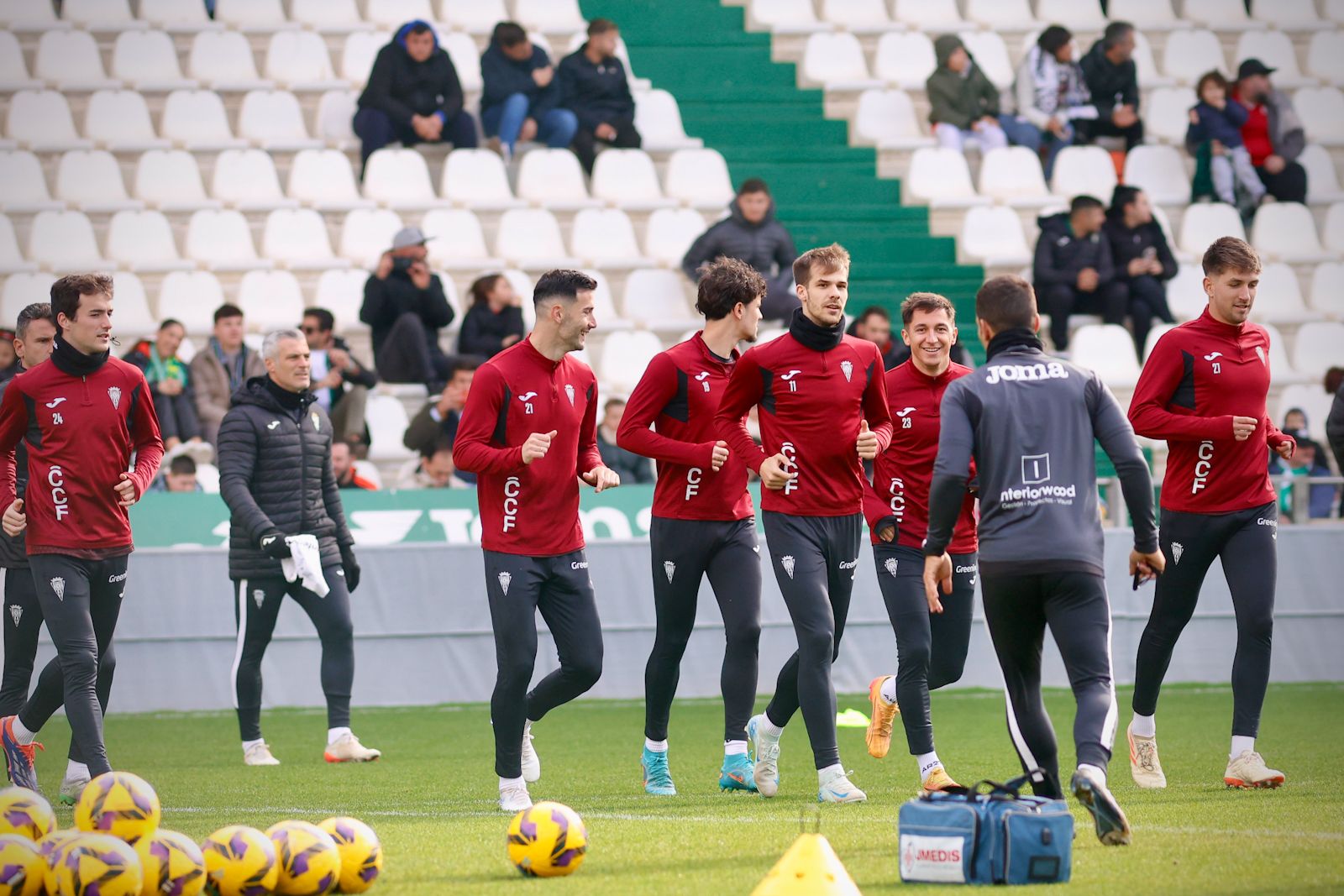 El Córdoba entrena ante su afición en El Arcángel