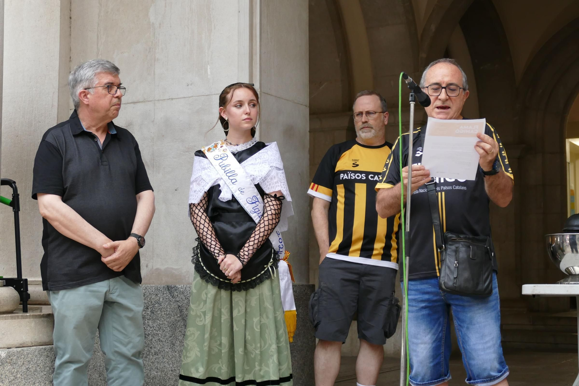 Figueres rep la Flama del Canigó i reparteix la llum de la catalanitat per tota la comarca