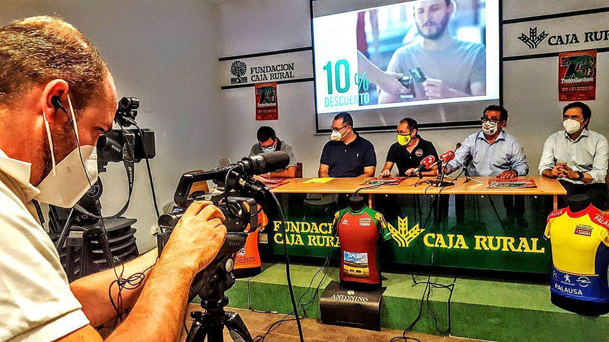 Participantes en el acto de presentación de la veterana clásica ciclista/ LOZ