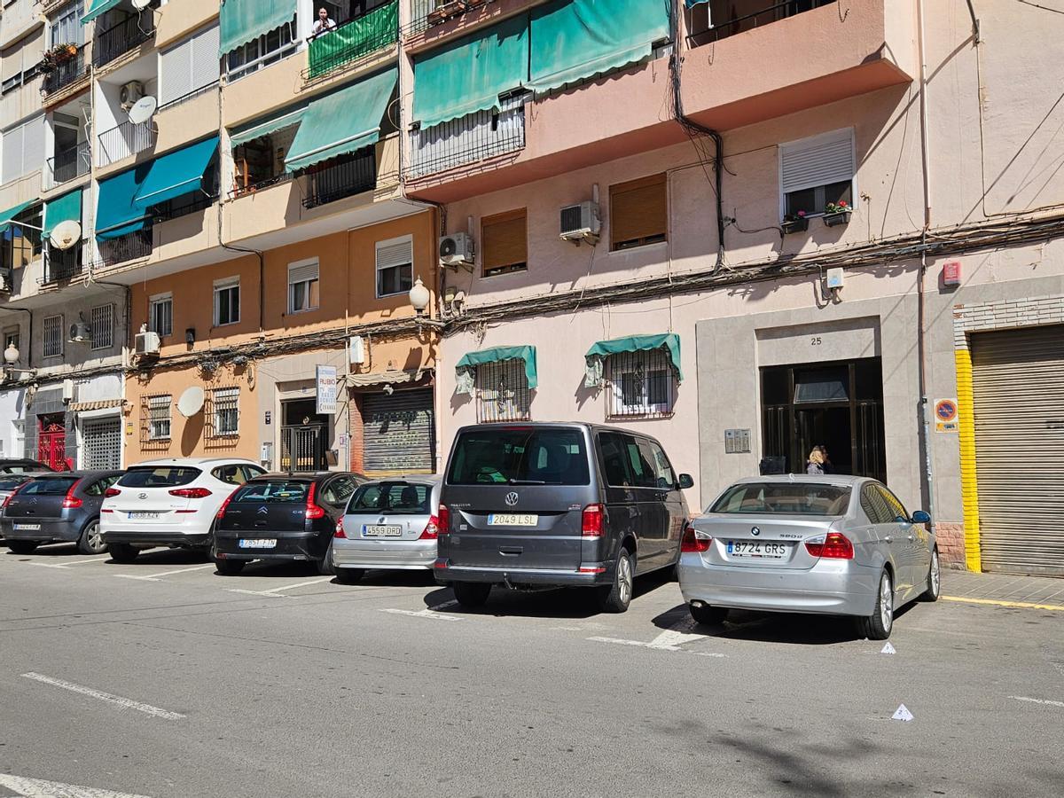 La munición hallada ayer rebotó en la fachada del edificio contiguo al de la víctima de la bala perdida.