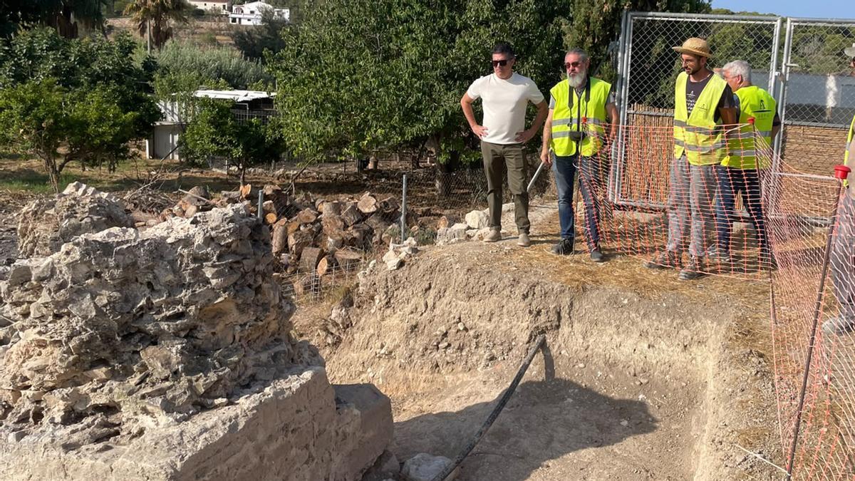 En primer término, uno de los pilares del acueducto romano de Els Arcs, en Altea, objeto de su restauración.