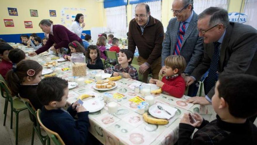 Los alumnos del Colegio del Quirinal que participaron ayer en el desayuno saludable, con  los  promotores del proyecto.