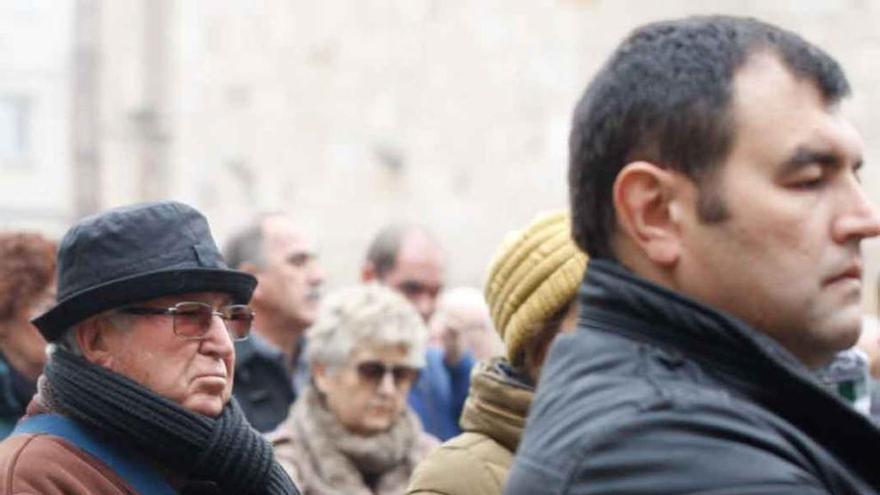 Autoridades y ciudadanos durante el minuto de silencio. A la derecha, otra imagen de la concentración.