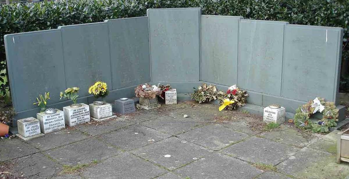 Memorial en el sur de Manchester de las 146 víctimas mortales de la tragedia del Dan Air 1008.