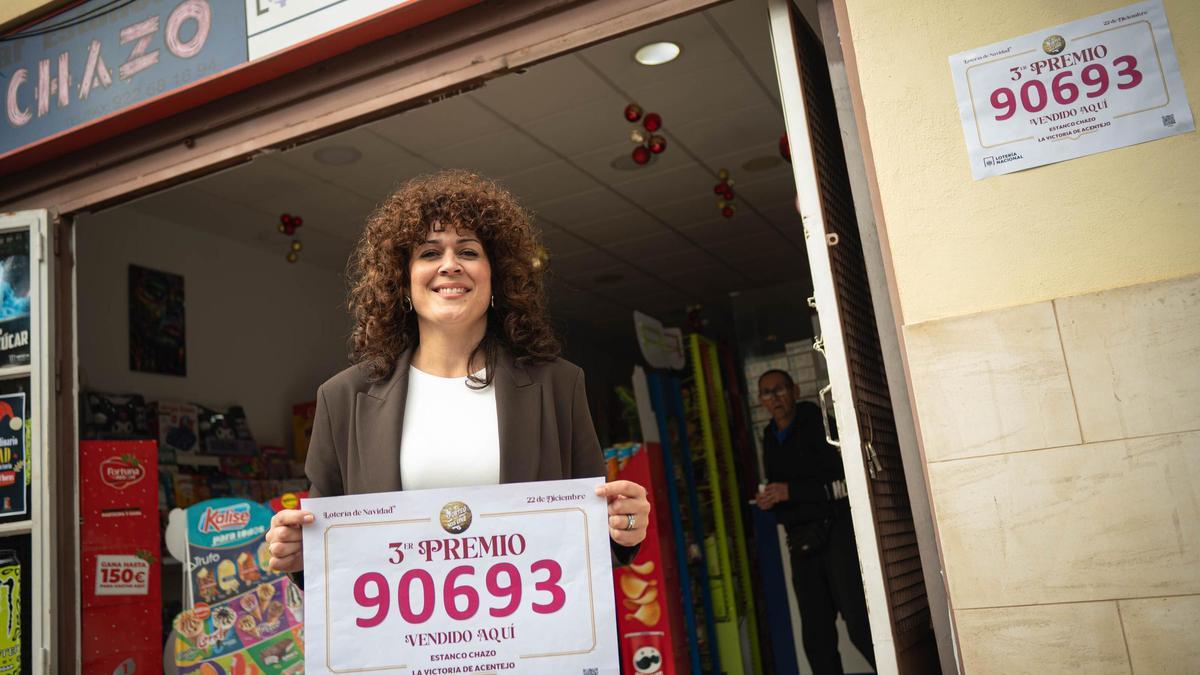 Verónica Rodríguez muestra el 90.693, tercer premio del que han vendido diez décimos