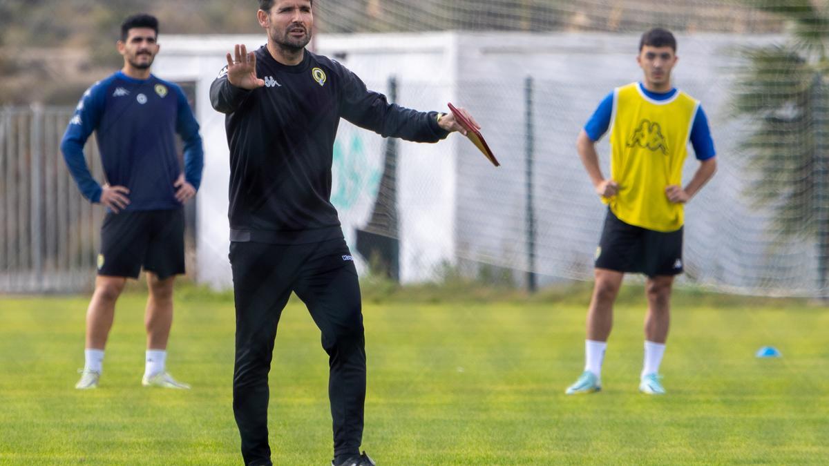 Primer entrenamiento de Lolo Escobar, nuevo entrenador del Hércules