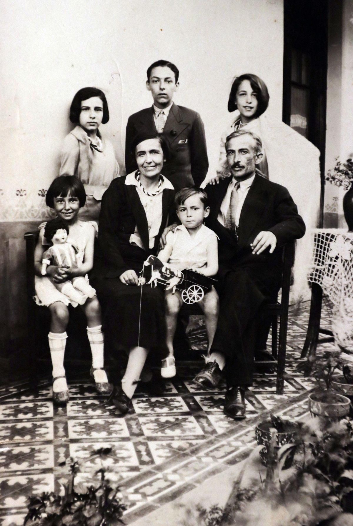 El joven Eleazar Pereiro, con su familia en Buenos Aires, en 1928, poco antes de partir para España.