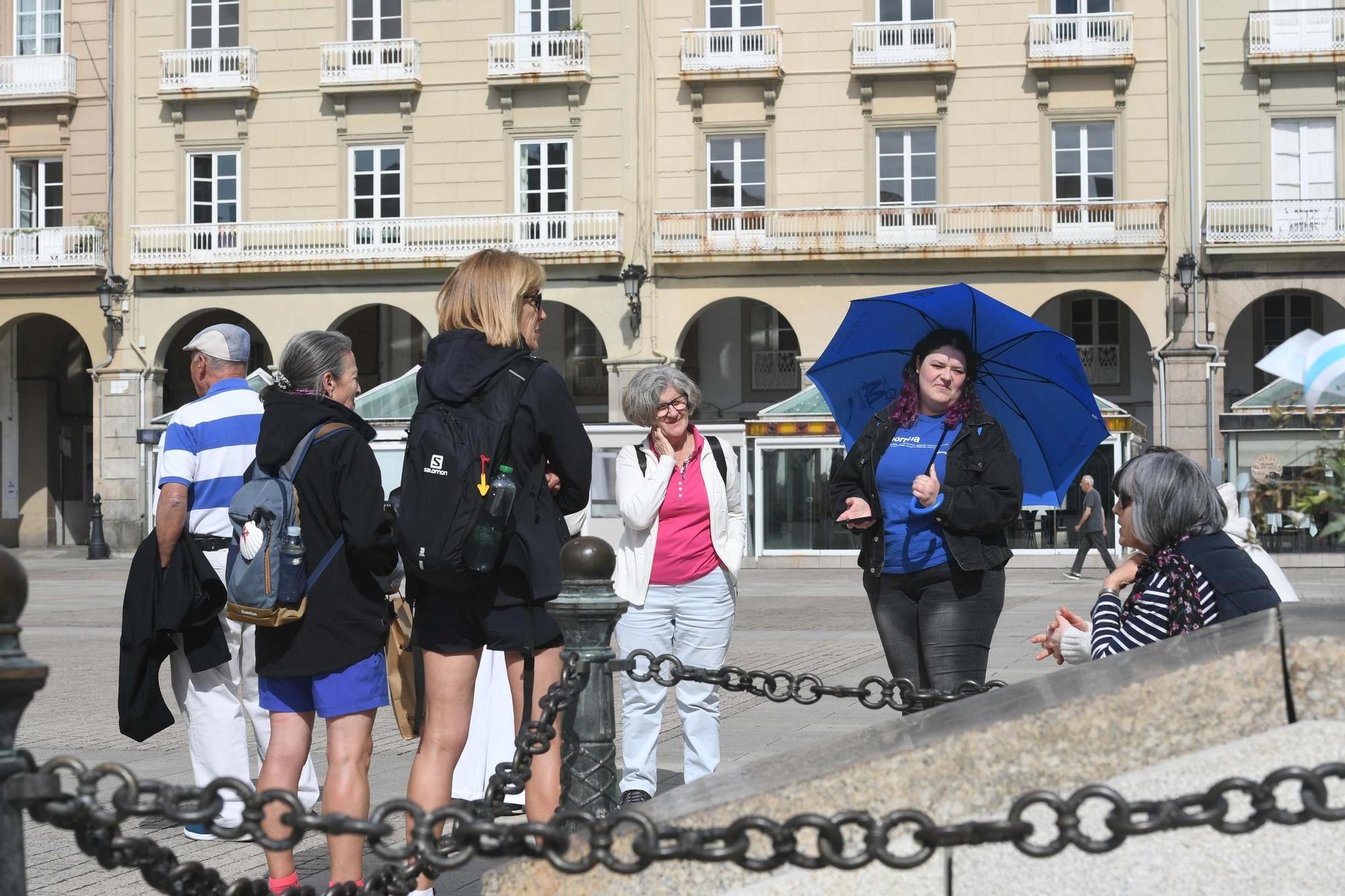 Turistas visitan A Coruña