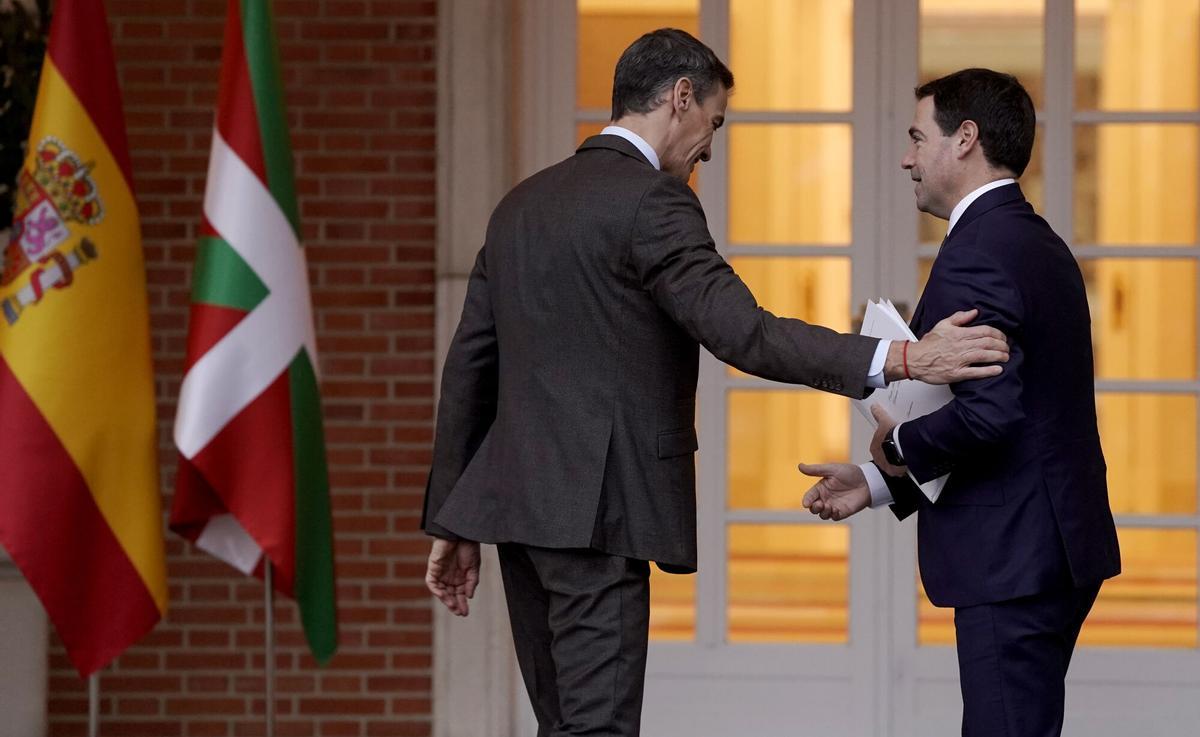 El presidente del Gobierno, Pedro Sánchez, recibe al lehendakari Imanol Pradales, el pasado 27 de enero en el Palacio de la Moncloa.