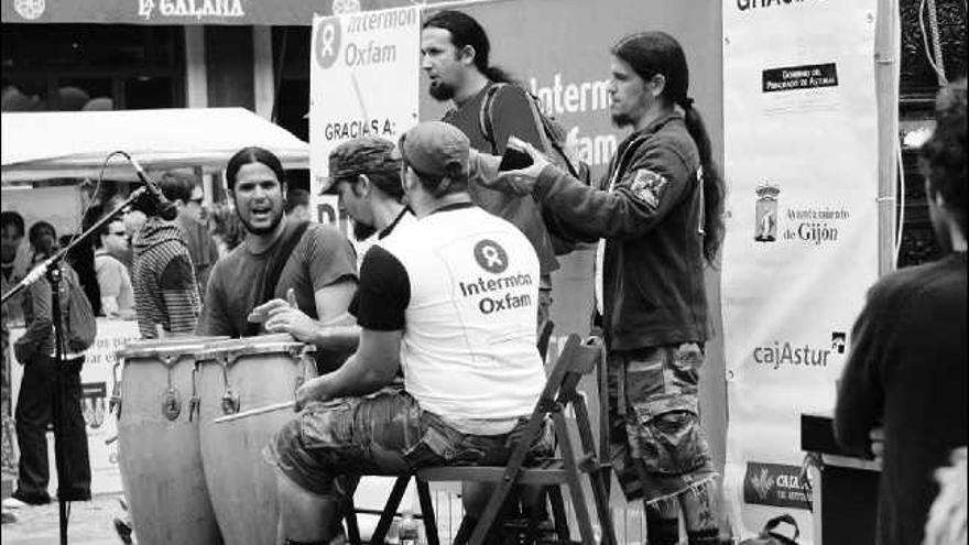 Participantes en la fiesta en la plaza Mayor de Gijón.